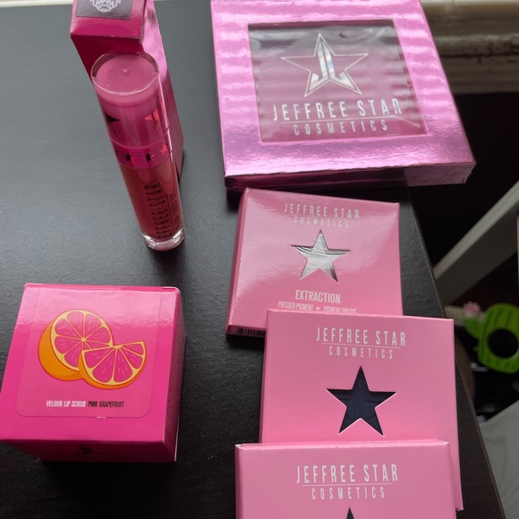 Makeup - Picture 2 of 2